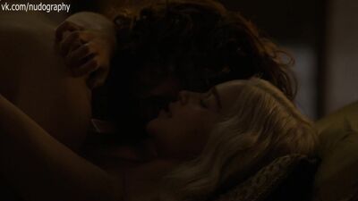 Обнажённая Эмилия Кларк (Emilia Clarke) в сериале "Игра престолов" (Game of Thrones, 2015) - Сезон 5 / Серия 7 (s05e07)
