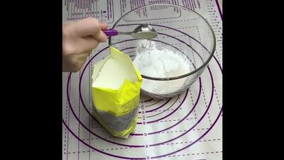 Крем «Пломбир» Этот крем идеален для наполеона, эклеров, медовика и многих других тортов в качестве внутреннего крема. Но не дл