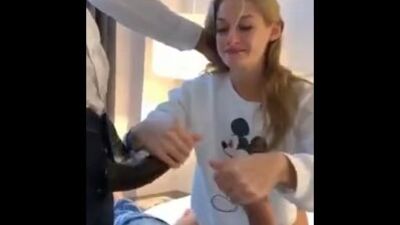 Голодная шлюшка, принимает два члена одновременно