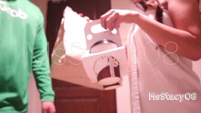 Расчиталась с мальчиком-доставщиком