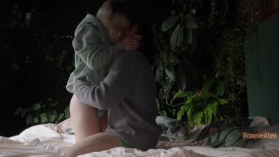 Секс - лучший способ согреться в парке на свидании