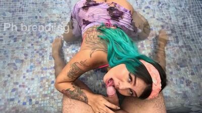 Прямо в бассейне еби!