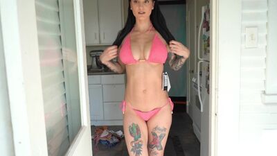 Круто смотрюсь в купальнике?