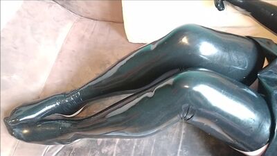 Латексная дама ожидает прелюдии