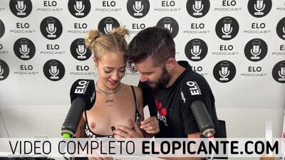 На интервью с голыми сисями