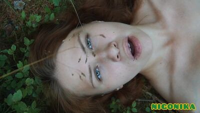 Красотка собирает чернику