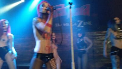 Grausame Töchter - Ficken ist ein schlimmes Wort Rockpalast Bochum – 02 12 2017 Голая на сцене.