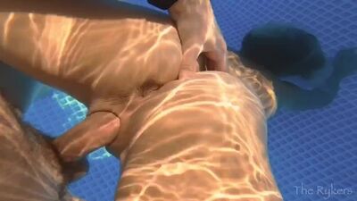 В воде твоя вагина, растягивается шире