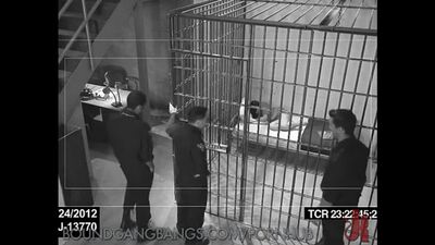 Толпой отъебали бабу в тюряге. Трахнули во все дыр и обкончали.