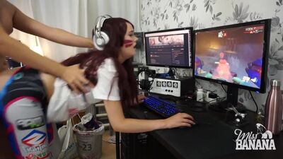 D.VA ТРАХАЕТСЯ ВО ВРЕМЯ ИГРЫ - MISS BANANA - PornMir рекомендует к просмотру!
