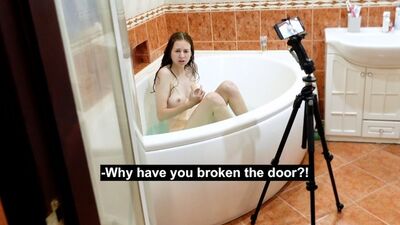 Я застал свою соседку по комнате в ванной за съёмкой странного видео