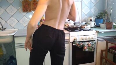 Домашнее видео (не порно)_ стриптиз на кухне [720p]