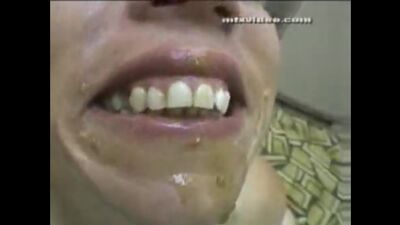 Две девушки и один стакан