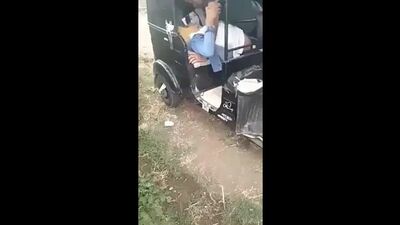 لبوة+مصرية+زانقها+فى+التوكتوك+و+صاحبه+بيصور+يضربها+على+طيزها.mp4