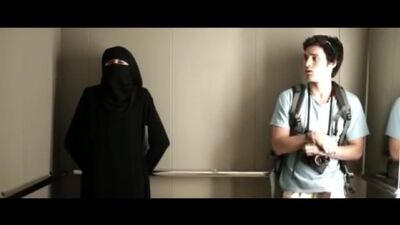 МУСУЛЬМАНКА СНЯЛА ХИДЖАБ И ЗАВЯЗАЛА РАНУ ПАРНЮ