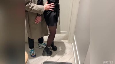 Секс с другом своего парня в магазине.