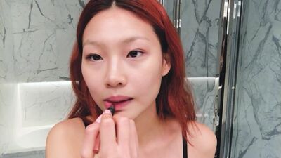 Звезда сериала «Игра в кальмара» Хо Ен Чон показывает макияж губ и уход | Vogue Россия