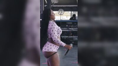 Голая Ice Spice