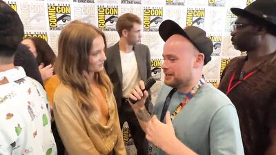 Голая Freya Allan