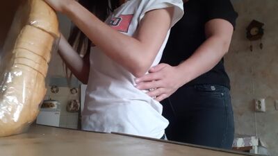 Трахнула её в гостях на кухне, пока никто не видел.