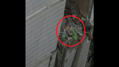 Выжившая после взрыва в девятиэтажке девочка сидит на краю обломков окна и просит помощи!