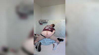 Немецкий нижний паренек в спортивном ремне, белых носках и Найках