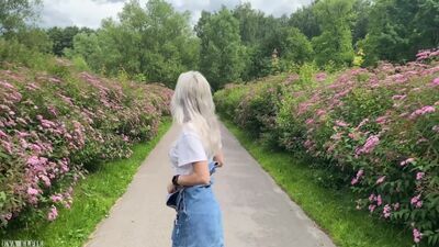 Walking with cum in my panties after the sex in a public park - Eva Elfie