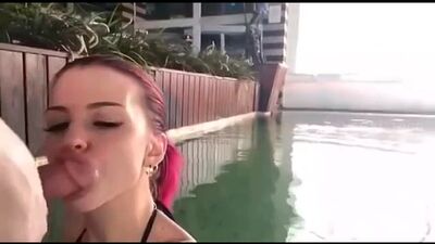 Позвал подругу в бассейн, развел на минет, сосет хуй в воде, напихал за щеку молодой подруге, слив