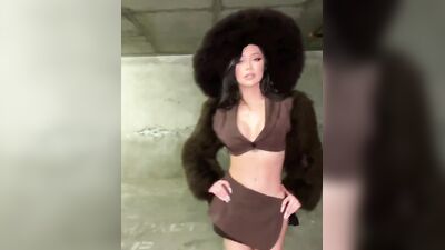 Голая Nikita Dragun