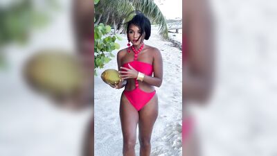 Голая Janelle Monae