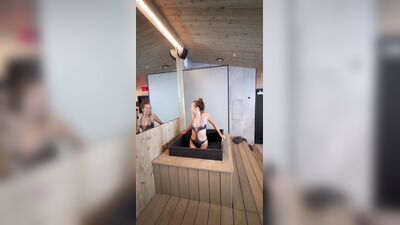 Голая Woah Vicky