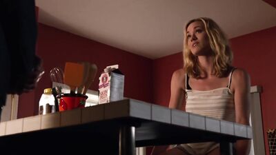 Голая Yvonne Strahovski