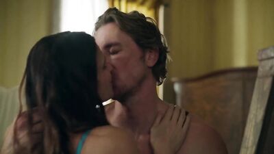 Голая Lake Bell