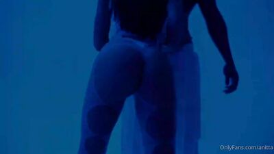 Голая Anitta