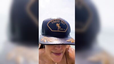 Голая Sarah Dumont