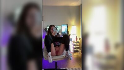 Рука устала, киска - довольна