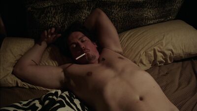 Steve Howey in Shameless US S01E01