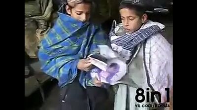 Английские военные показывают афганским детям порно-журнал / An English soldier gives FHM magazine to Afghan children