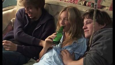 Подростки напоили одноклассницу и трахнули ее по очереди (пустили по кругу пьяную, ебут бухую на вписке, трахают толпой)