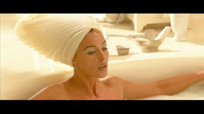 Моника Беллуччи (Monica Bellucci) голая - Астерикс и Обеликс: Миссия Клеопатра (Astérix & Obélix: Mission Cléopâtre, 2002)