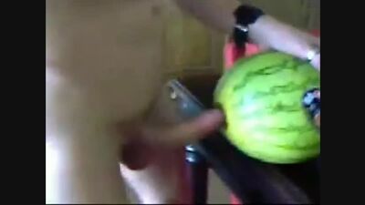 Парень трахает арбуз