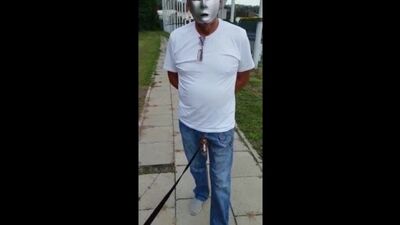 Выгуливает на поводке