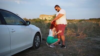 Покатал на машине, остановился что бы дать в рот на камеру, молодая отрабатывает