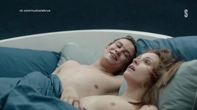 Пелагея Невзорова с голой грудью