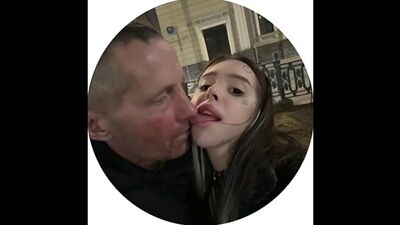 БЛОГЕРША ЛАПА ХАПА С БОМЖОМ