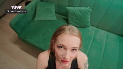 Показала сиськи в парке