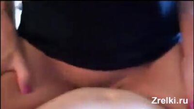 Мать помогла сыну кончить