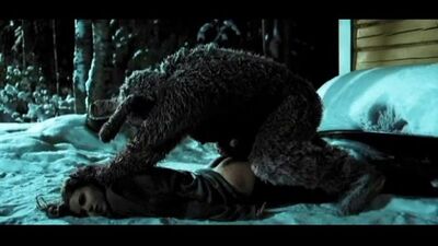 Маньяк в костюме кролика насилует мертвую девушку (трахает труп, ебет в жопу, кончил в очко)