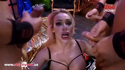 Красивую сисястую блондинку трахают толпой по очереди и кончают на лицо заливают