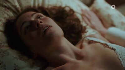 Deleila Piasko, Pauline Rénevier, Henriette Confurius - Das Weiße Haus am Rhein (2022) Watch / Делайла Пиаско, Полин Реневье